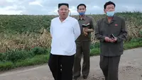 Dalam gambar tak bertanggal yang dirilis 28 Agustus 2020 memperlihatkan pemimpin Korea Utara, Kim Jong-un (kiri) mengunjungi daerah yang dilanda topan di Provinsi Hwanghae Selatan. Kunjungan Kim dilakukan usai televisi pemerintah KCTV menayangkan adegan kerusakan akibat topan. (STR/AFP/KCNA VIA KNS)