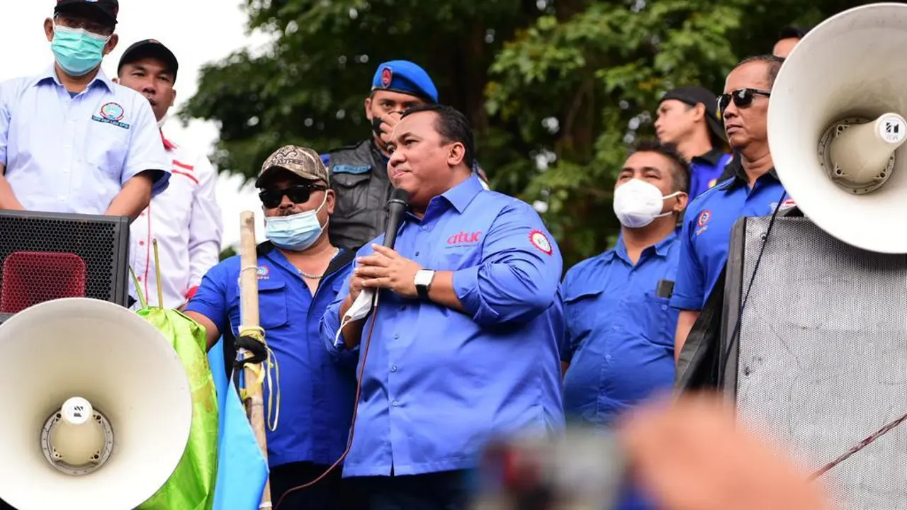 Buruh KSPSI melakukan aksi unjuk rasa di depan Gedung Sate, Bandung, Jawa Barat, Selasa (30/11).