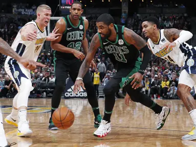 Pemain Boston Celtics, Kyrie Irving (11) berusaha melewati pemain Denver Nuggets, Mason Plumlee (kanan) pada laga NBA basketball game di Pepsi Center, Denver, (29/1/2018). Celtics menang 111-110. (AP/David Zalubowski)