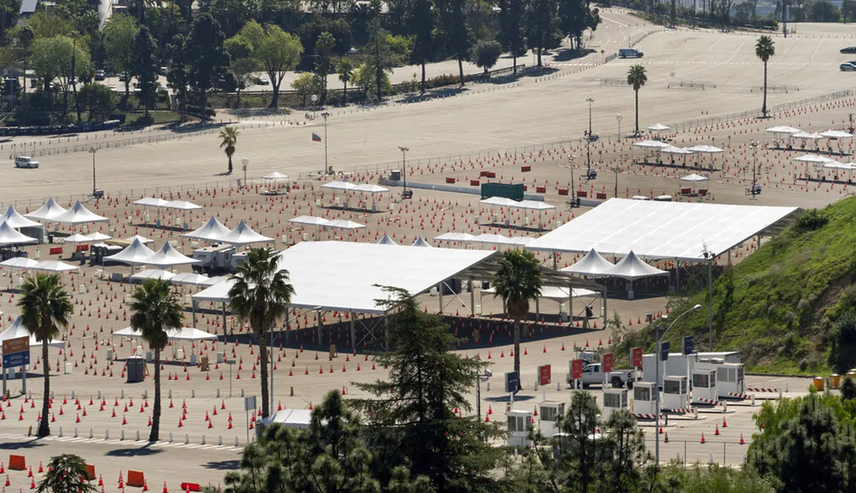Kerucut lalu lintas berbaris di sekitar tenda kosong pusat vaksinasi COVID-19 massal tempat parkir Stadion Dodger, Los Angeles, Amerika Serikat, Jumat (19/2/2021). California menutup beberapa pusat vaksinasi menyusul badai musim dingin yang menghambat pengiriman dosis. (AP Photo/Damian Dovarganes)