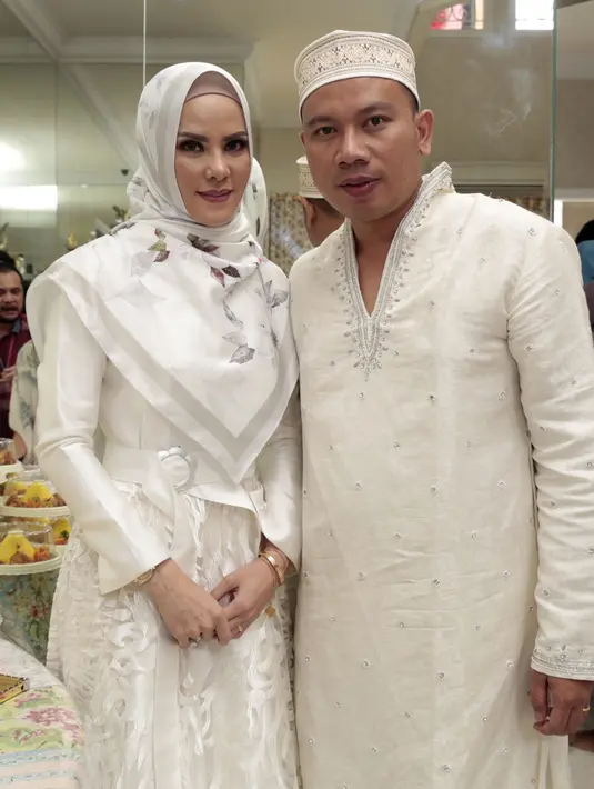 Disela-sela acara, Vicky mengungkapkan sempat gemetaran saat melamar mantan istri siri Rhoma Irama tersebut. Bahkan, ia berseloroh tas mahalnya Angel Lelga lebih mahal dari harga dirinya. (Nurwahyunan/Bintang.com)