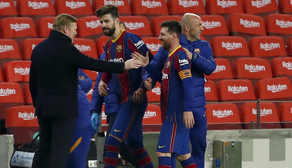 Manajer tim Barcelona, Ronald Koeman (kiri) merayakan kemenangan 3-0 atas Sevilla bersama Gerard Pique dan Lionel Messi usai laga leg kedua semifinal Copa Del Rey 2020/21 di Camp Nou Stadium, Rabu (3/3/2021). Barcelona menang 3-0 melalui extra time dan lolos ke babak final. (AP/Joan Monfort)