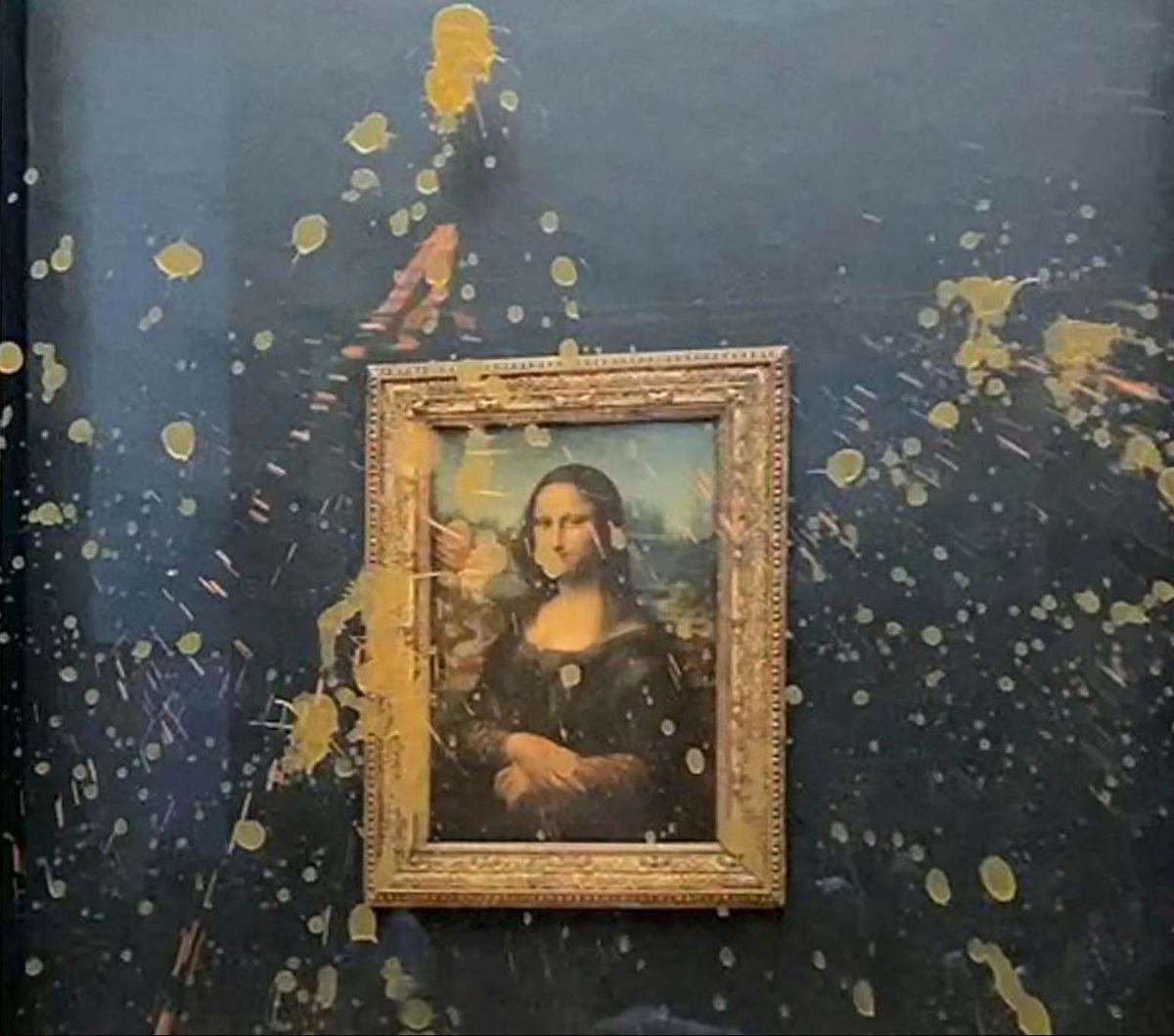Lukisan fenomenal 'Mona Lisa' kembali menjadi sasaran aksi protes. Lukisan karya Leonardo da Vinci yang tersimpan di Museum Louvre, Paris, Prancis itu dilempari sup oleh dua aktivis perubahan iklim, pada Minggu (28/1/2024). Foto:&nbsp;David Cantiniaux/AFP