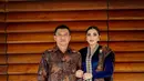 Saat kelulusan Azriel, Ashanty tampil super cantik mengenakan kebaya velvet biru tua dengan sentuhan ujung bernuansa emas yang menambah nuansa mewah, serta padu padan batik coklat gelap sebagai rok dan selendang. [@ashanty_ash].