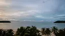 Pemandangan wisata Pantai Cenang di pulau liburan Langkawi, yang baru-baru ini ditutup untuk sebagian besar pengunjung luar karena penguncian parsial yang ditetapkan  pihak berwenang untuk mengekang penyebaran Covid-19. di negara bagian Kedah, Malaysia utara (18/11/2020). (AFP/Mohd Rasfan)