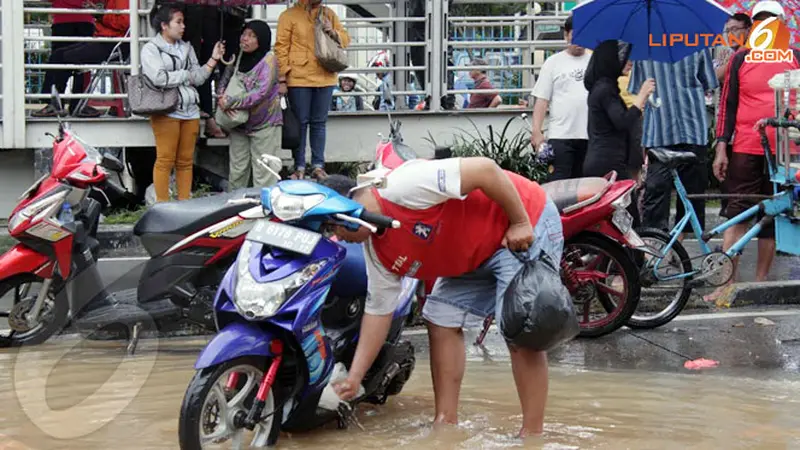 2-serba-serbi-banjir-140120c.jpg