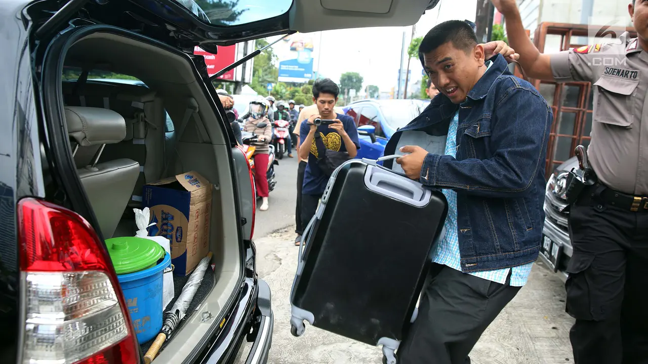 KPK Usai Geledah Kantor Fredrich Yunadi