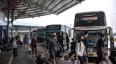 FOTO: Libur Nataru, Penumpang Bus AKAP Wajib Tes Antigen