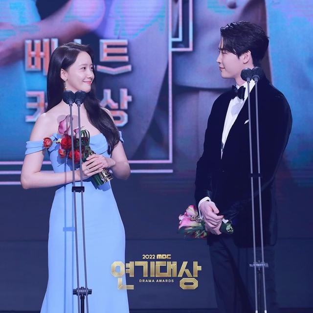 Lee Jong Suk dan YoonA dalam MBC Drama Awards 2022. (Instagram/ mbcdrama_now)