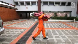 Petugas ARFF membawa tandu lipat di Gedung VIP Terminal 1B, Bandara Internasional Soekarno-Hatta, Tangerang, Senin (29/10). Data antemortem mulai dari pakaian atau aksesoris yang terakhir kali dikenakan, barang bawaan. (Liputan6.com/Fery Pradolo)