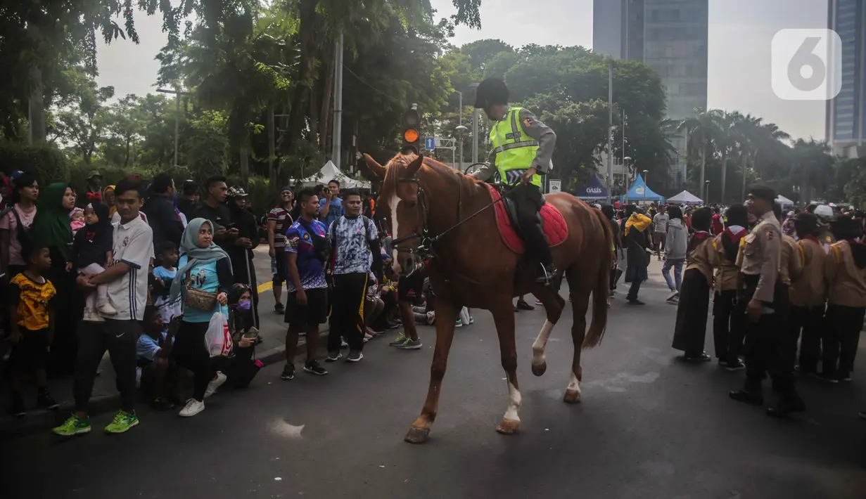 Polisi berkuda dari Direktorat Polisi Satwa Mabes Polri mengawasi keamanan di kawasan Bundaran HI, Jakarta, Minggu (17/11/2019). Polisi berkuda tersebut khusus ditugaskan mengawasi keamanan CFD serta memperkenalkan kepada warga. (Liputan6.com/Faizal Fanani)