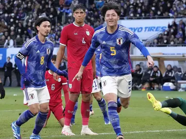 Pemain Jepang, Takumu Kawamura, melakukan selebrasi setelah mencetak gol ke gawang Thailand pada laga uji coba di Stadion Nasional Jepang, Tokyo, Senin (1/1/2023). Jepang menang lima gol tanpa balas. (AP Photo/Shuji Kajiyama)