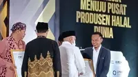 Masyarakat Ekonomi Syariah Daerah Istimewa Yogyakarta memberikan penghargaan kepada Ketua Umum Korps Alumni Forum Silaturrahim Studi Ekonomi Islam (KA-FoSSEI) Sidiq Haryono (Istimewa)