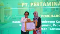 Apresiasi diserahkan langsung oleh Menteri Desa, Pembangunan Daerah Tertinggal & Transmigrasi, Dr. (HC) Drs. A. Halim Iskandar, M.Pd di acara Rapat Koordinasi Transmigrasi Tahun 2024 yang berlangsung di Makassar pada Senin lalu (6/5/2023). (Foto: Istimewa)
