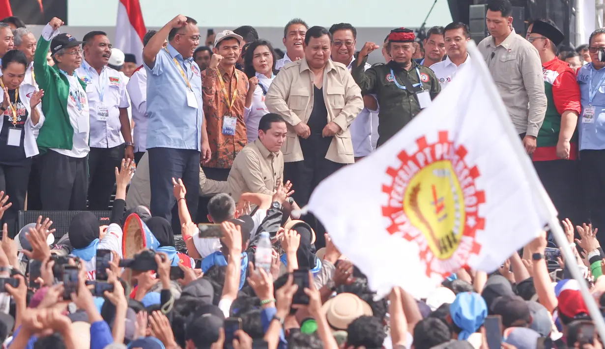 Dalam May Day 2026 para buruh menuntut adanya pengesahan RUU Ketenagakerjaan, penghapusan outsourcing dan penolakan upah murah. Tampak dalam foto, Presiden Prabowo Subianto (tengah) didampingi sejumlah pimpinan organisasi-organisasi buruh saat peringatan Hari Buruh Internasional atau May Day 2026 di kawasan Monumen Nasional (Monas), Jakarta, Jumat (1/5/2026). (merdeka.com/Arie Basuki)