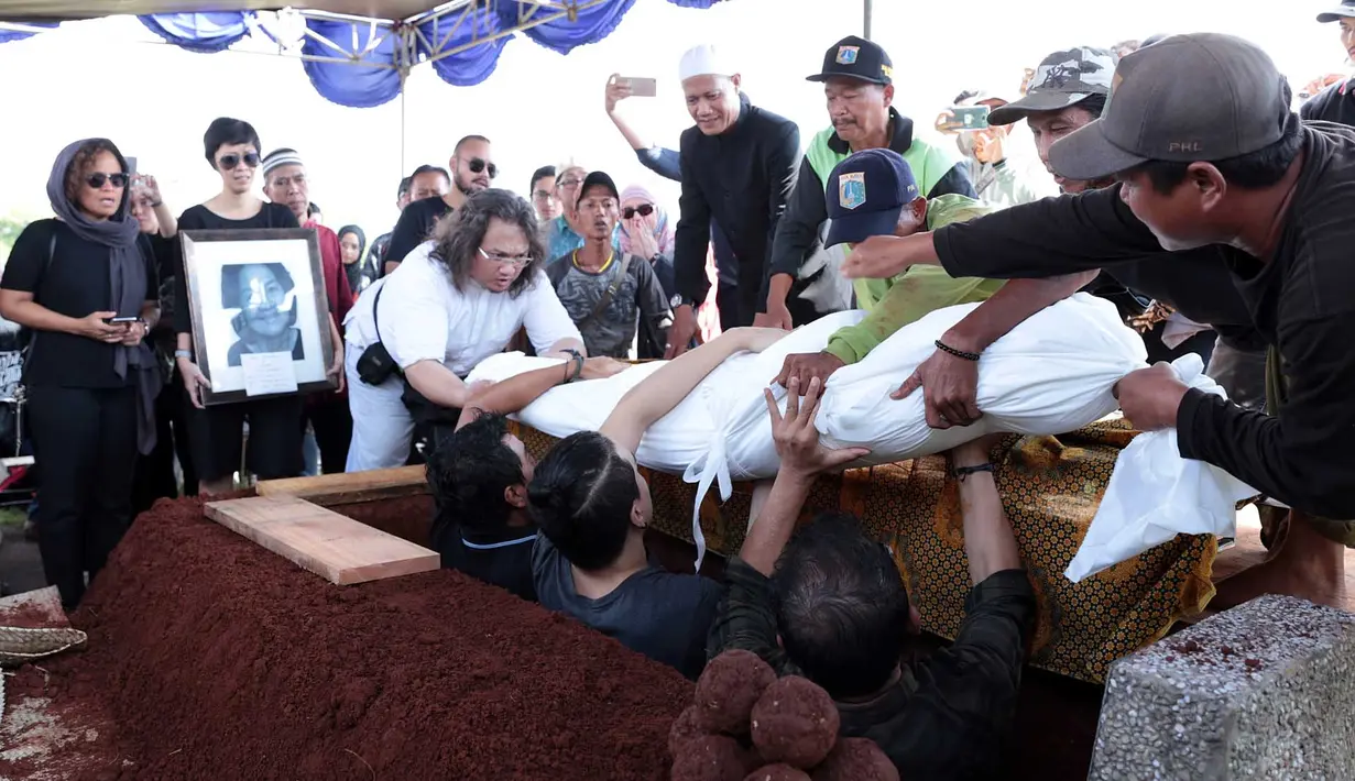 "Saya Indra Lesmana atas nama keluarga ucapkan banyak terima kasih atas kehadiran keluarga dan teman-teman kami baik di rumah duka dan di pemakaman," ucapnya di depan pusara sang bunda. (Deki Prayoga/Bintang.com)