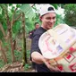 Baim Wong Telusuri Jejak Maling di Rumahnya, Temukan Barang Bukti yang Dibuang di Sungai. (YouTube Baim Paula)