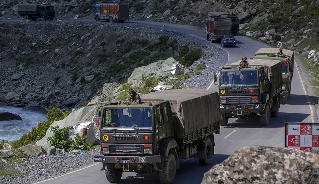 Konvoi tentara India bergerak di Jalan Raya Srinagar-Ladakh, Gagangeer, Srinagar, Kashmir, India, Rabu (9/9/2020). India dan China terlibat dalam kebuntuan yang menegangkan di wilayah gurun dingin Ladakh sejak Mei lalu. (AP Photo/Dar Yasin)