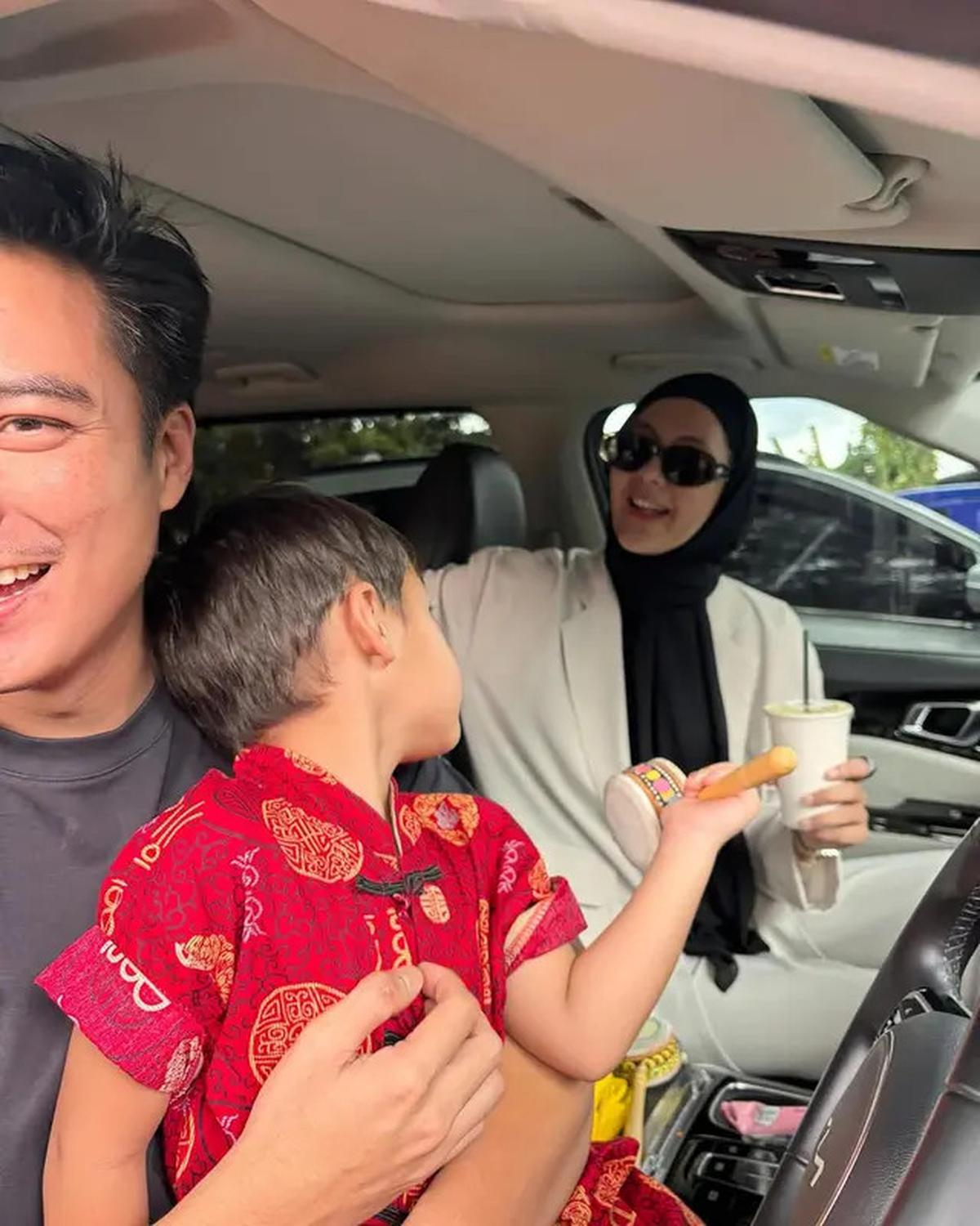 Masih Proses Cerai, Ini 6 Potret Baim Wong dan Paula Kompak Urus Anak di Hari Imlek