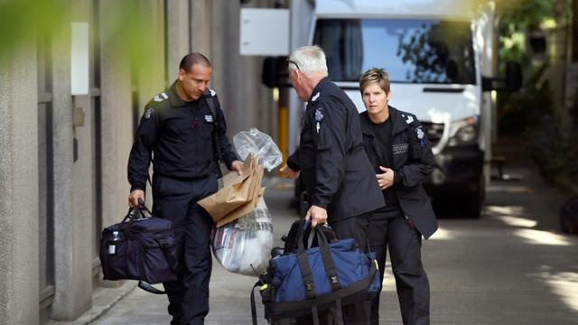 Petugas polisi tengah mengidentifikasi pengiriman 38 paket berbahaya ke kantor-kantor konsulat di Australia, Rabu 9 Januari 2019 (AFP/William West)