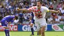Gol kedua Davor Suker di Piala Dunia 1998 dicetak saat Kroasia menang tipis 1-0 atas Jepang di matchday kedua fase Grup H (20/6/1998). Gol dicetak lewat sepakan keras kaki kiri yang menjadi spesialisasinya di meit ke-77. Kemenangan 1-0 atas Jepang memastikan Kroasia lolos ke babak 16 besar karena telah mengantongi dua kali kemenangan dan di matchday ketiga harus berjibaku dengan Argentina untuk memeperebutkan posisi juara Grup H. (AFP/Jacques Demarthon)