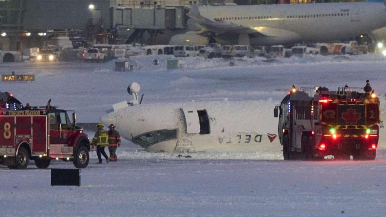 Pesawat Delta Airlines terbalik saat mendarat di Bandara Toronto Kanada