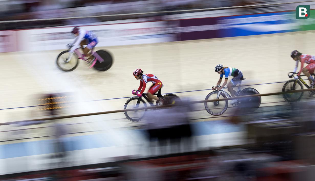 Delia Ayustina Priatna pebalap Indonesia bertarung di cabang balap sepeda trek nomor omnium putri pada Asian Games 2018 di Velodrome, Jakarta, Rabu (29/8/2018). (Bola.com/Peksi Cahyo)