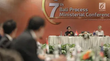 Menteri Luar Negeri RI Retno Marsudi dan Menteri Luar Negeri Australia, Julie Bishop membuka Bali Process Ministerial Forum di Nusa Dua, Bali, Selasa (7/8). Bali Process dihadiri oleh 26 Menteri/pejabat setingkat Menteri. (Liputan6.com/Faizal Fanani)
