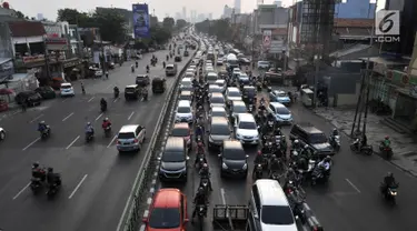 Kendaraan bermotor terjebak kemacetan di Jalan KH. Abdullah Syafei, Jakarta, Senin (9/9/2019). Perluasan wilayah ganjil genap yang berlaku hari ini membuat pengendara beralih ke ruas jalan alternatif sehingga jumlah kendaraan meningkat dan menyebabkan kemacetan panjang. (merdeka.com/Iqbal Nugroho)