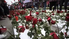 Hamparan bunga mawar merah dan putih menghiasi lokasi sidang vonis Basuki Tjahaja Purnama atau Ahok di Kementerian Pertanian, Jakarta, Selasa (9/5). Sebagian dari bunga itu, dibagikan kepada sesama pendukung dan masyarakat. (Liputan6.com/Faizal Fanani)