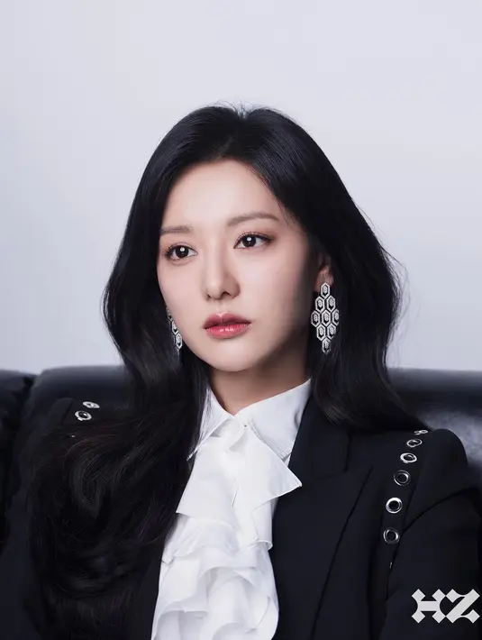 Sedangkan di drama Queen of Tears, di mana Kim Ji Won berperan sebagai Hong Hae In, gayanya sangat kontras. Hong Hae In adalah perempuan dari keluarga kaya raya di mana ia selalu mengenakan outfit bermerek dari ujung kepala hingga ujung kakinya. Seperti terlihat di foto, Hong Hae In mengenakan outfit hitam-putih dan aksesori, seperti anting besar sebagai statement. [Foto: Instagram/highziumstudio]