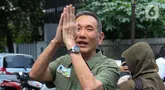 Pengusaha sekaligus kader Partai Golkar Jusuf Hamka berpamitan kepada awak media usai menemui mantan Menko Polhukam Mahfud Md di Kawasan Patra Kurningan, Jakarta Selatan, Sabtu, (13/7/2024). (Liputan6.com/Herman Zakharia)