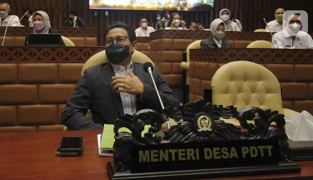 Mendes PDTT Abdul Halim Iskandar bersiap mengikuti rapat kerja dengan Komisi V DPR di Senayan, Jakarta, Senin (11/4/2022). Rapat membahas isu-isu terkait desa tertinggal serta rekruitmen Tenaga Pendamping Desa. (Liputan6.com/Angga Yuniar)