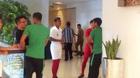 Pemain [Timnas Indonesia](3662099 "") dan U-19 berada di satu penginapan karena kedua tim akan sama-sama menjalani laga uji coba internasional pada Rabu (10/10/2018). (Bola.com/Benediktus Gerendo Pradigdo)