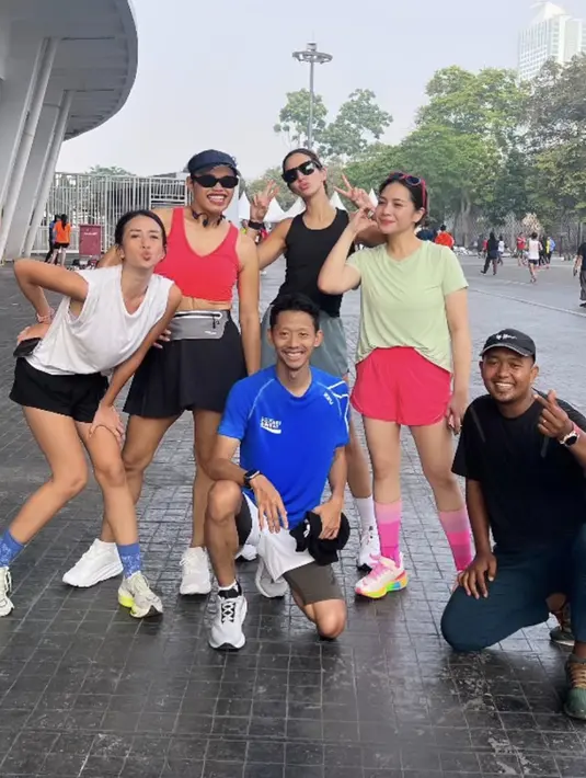 <p>Nuansa shocking pink dengan kaos kaki yang penuh warna memberikan kesan tampilan yang unik. [Foto: Instagram/ Nagita Slavina SC]</p>