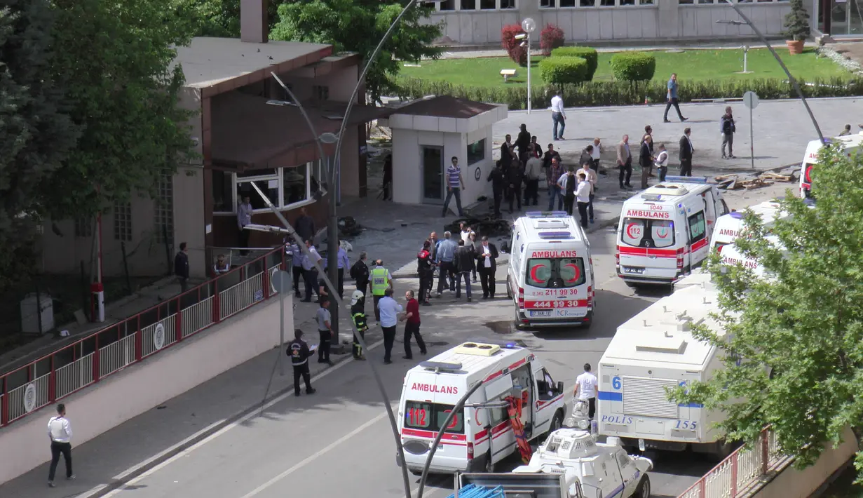 Kendaraan ambulans memadati lokasi ledakan bom di luar kantor polisi Kota Gaziantep yang lokasinya dekat perbatasan Turki dan Suriah, Minggu (1/5). Aparat keamanan memeriksa puing dari mobil yang meledak di lokasi tersebut. (REUTERS/Murad Sezer)