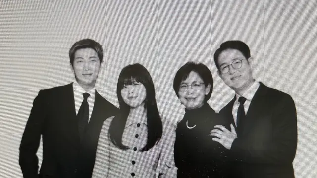 Tampilan Formal RM BTS Rilis Foto Keluarga. [@rkive]