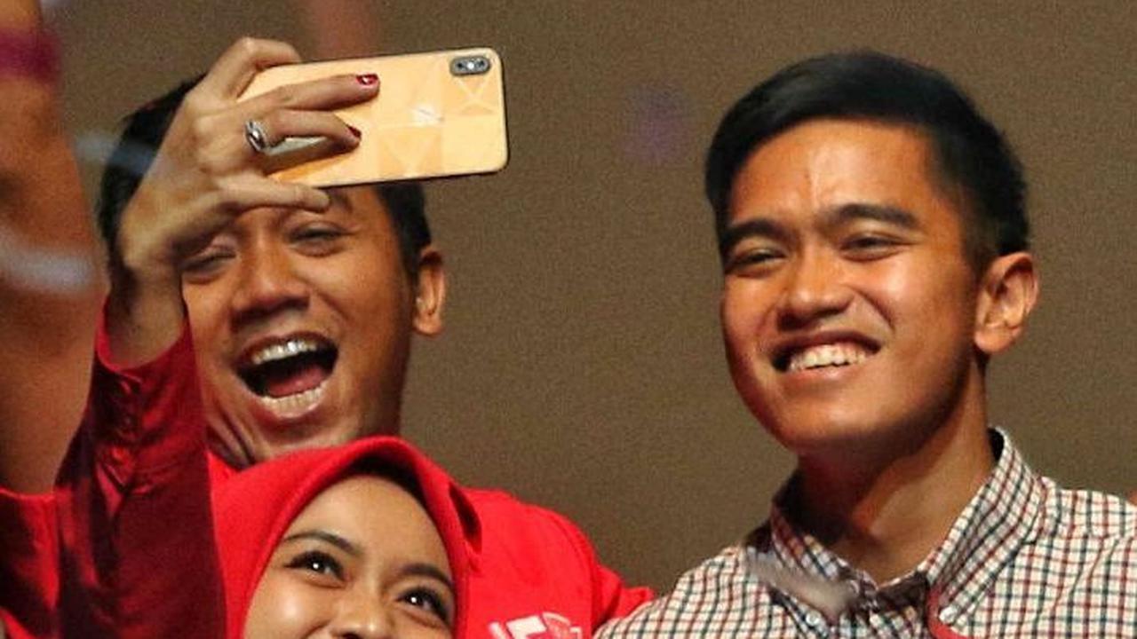 Momen tersebut juga dimanfaatkan oleh sejumlah kader untuk berfoto bersama Ketua Umum PSI yang baru Kaesang Pangarep.