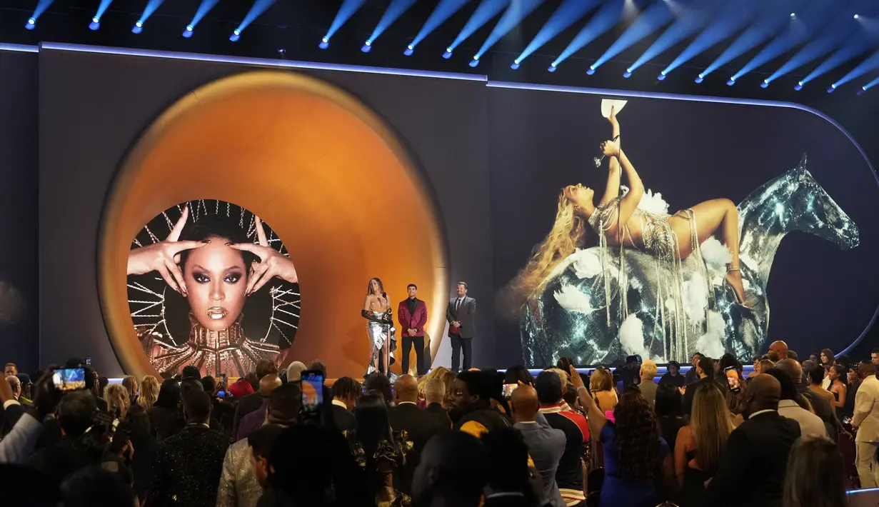 Sejumlah penonton menyaksikan Beyonce menerima penghargaan untuk album dance/musik elektronik terbaik untuk "Renaissance" di Penghargaan Grammy Awards 2023 di Los Angeles pada Minggu, 5 Februari 2023. Beyonce telah memenangkan Best Dance/Electronic Recording untuk Break My Soul, Best Traditional R&B Performance untuk Plastic Off the Sofa, dan Best Song Written for Visual Media untuk Be Alive. (AP Photo/Chris Pizzello)