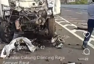 Kecelakaan yang melibatkan dua truk terjadi di Tol HK Cakung-Cilincing KM 60.800, Kamis (15/10/2026) pukul 16.00 WIB.