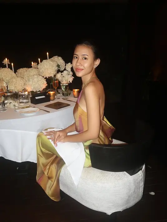 Seperti saat dinner dengan suami, Shenina kenakan dress halterstrap satin gradasi emas kehijauan. Gaun yang memamerkan punggung ini sukses bikin Shenina tampil elegan [@sheninacinnamon]