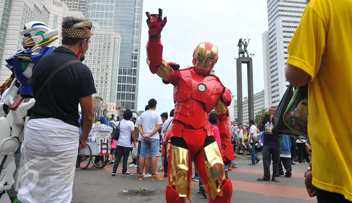 Tokoh robot Iron Man ikut memeriahkan acara parade kebudayaan bertajuk 'Kita Indonesia' di kawasan Bundaran HI, Jakarta, Minggu (4/12). Aksi yang didukung oleh berbagai elemen kebangsaan ini diikuti oleh ribuan massa pendukung. (Liputan6.com/Angga Yuniar)