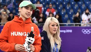 Mantan atlet Olimpiade dari Inggris, Elise Christie (kanan). (ARIS MESSINIS / AFP)