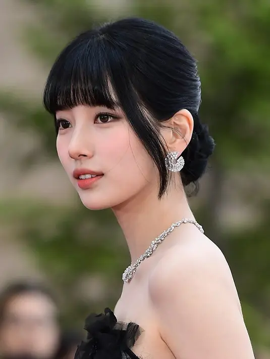 Untuk menambahkan sentuhan yang lebih mewah pada penampilannya, ia mengenakan sepasang anting-anting berlian dan cincin. [Foto: Twitter/suzycontents].