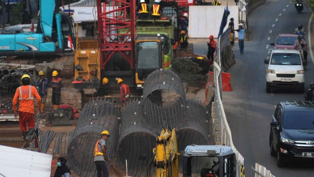 PT Waskita Karya (Persero) Tbk, yang ditunjuk PT Jakarta Propertindo (Perseroda) sebagai pelaksana proyek, mengungkapkan bahwa progres pengerjaan telah mencapai 23 persen hingga Rabu (18/9/2024). Foto: merdeka.com / Imam Buhori