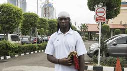 Bek asing Semen Padang, Mohamadou Alhadji, bersiap menjalankan ibadah Salat Jumat di Masjid Kartika Chandra, Jakarta, Jumat (22/1/2016). (Bola.com/Vitalis Yogi Trisna)