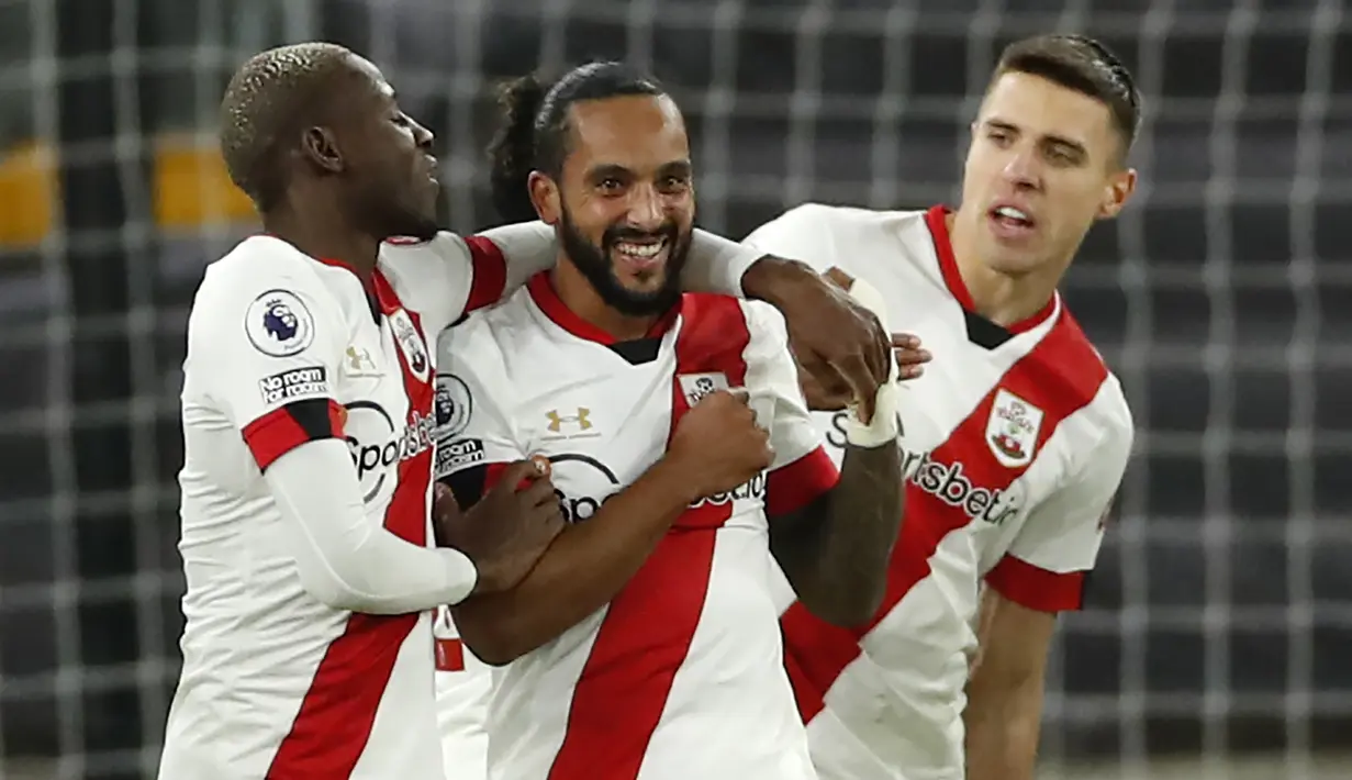 Pemain Southampton merayakan gol yang dicetak Theo Walcott ke gawang Wolverhampton Wanderers pada laga lanjutan Liga Inggris di Molineux Stadium, Selasa (24/11/2020) dini hari WIB. Wolverhampton imbang 1-1 menghadapi Southampton. (AFP/Andrew Boyers/pool)