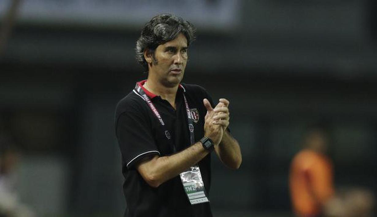 2. Stefano Cugurra Teco (Bali United) - Teco tetap bertahan bersama Bali United sambil menunggu kelanjutan Shopee Liga 1 musim ini. Setelah meraih back to back juara Liga 1, peracik strategi asal Brasil tersebut memburu hattrick kampiun di Indonesia. (Bola.com/M.Iqbal Ichsan)