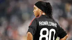 Ekspresi muram Ronaldinho seusai laga Lazio kontra AC Milan yang berakhir 1-1 di Stadio Olimpico, Roma, 22 September 2010. AFP PHOTO/VINCENZO PINTO 