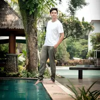 Darius Sinathrya, salah satu orang yang rajin berolahraga. Di tengah pandemi Covid-19 ini memang terbatas untuk bisa berolahraga di luar rumah, sehingga tak heran yang banyak mengalami kenaikan berat badan. Bagaimana dengan Darius? (Instagram/darius_sinathrya)